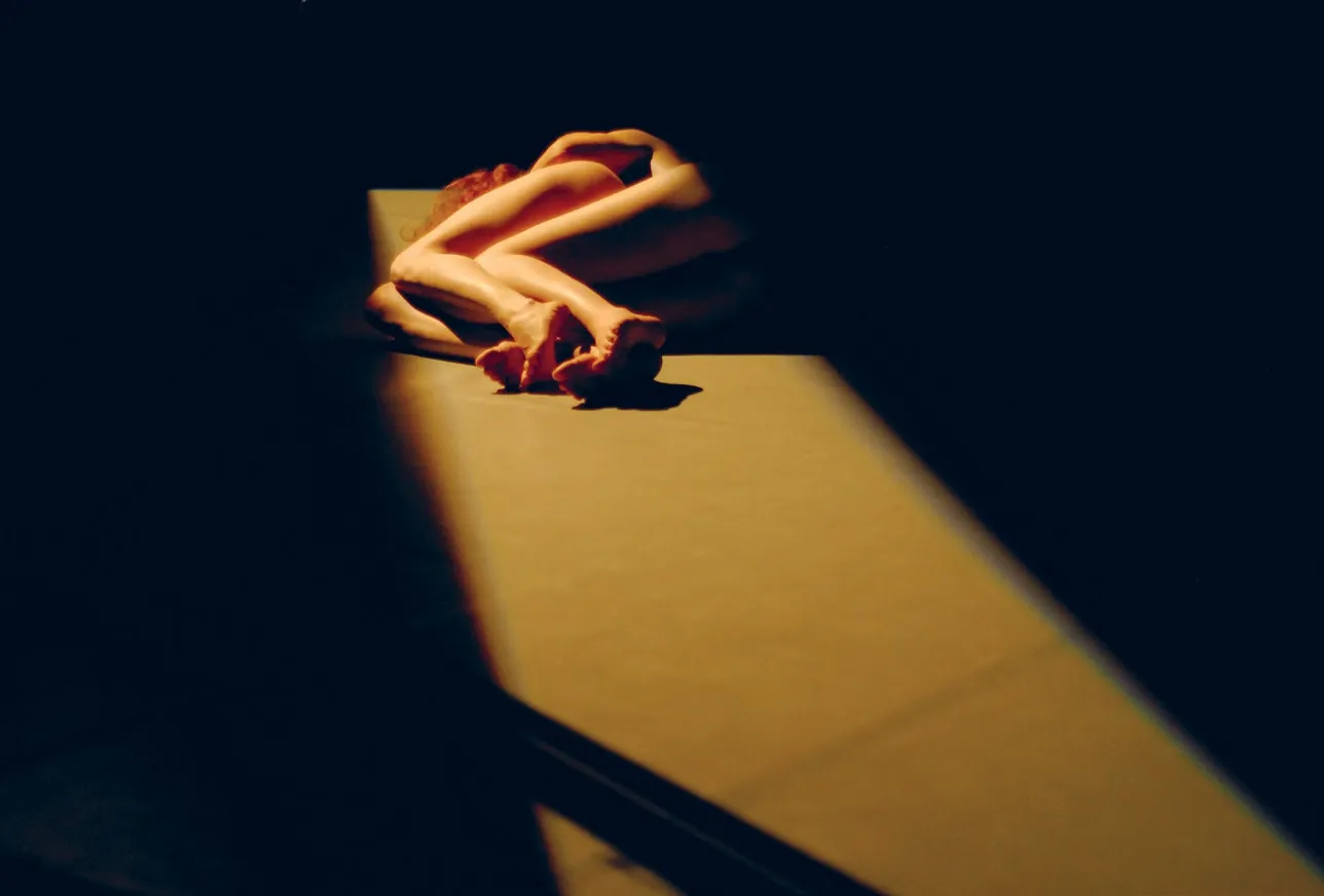 Camille Mutel et Alessandra Cristiani dans Soror, chorégraphie Camille Mutel, Compagnie Li(Luo), 2013, Photo Anne Violaine Tisserand.