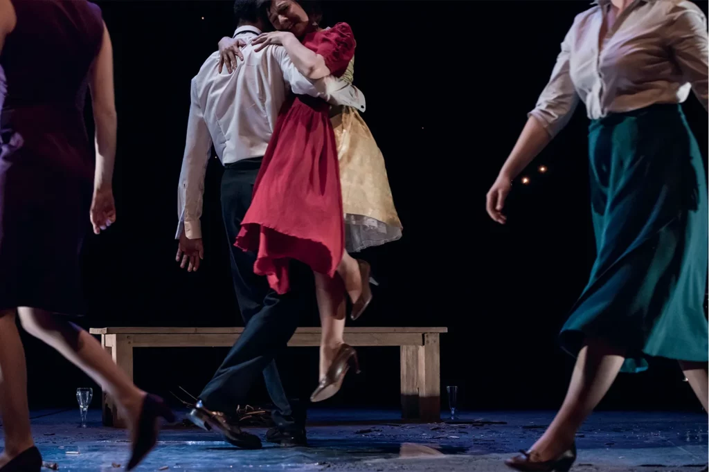 Aline Mahaux, Soufian El Boubsi et Ariane Rousseau, Mathilde Lefèvre dans Amor mundi, d’après Hannah Arendt, conception et mise en scène Myriam Saduis, FWB – Capt, théâtre Océan Nord, Théâtre 95 – Cergy Pontoise, 2015. Photo Serge Gutwirth. myriamsaduis.org