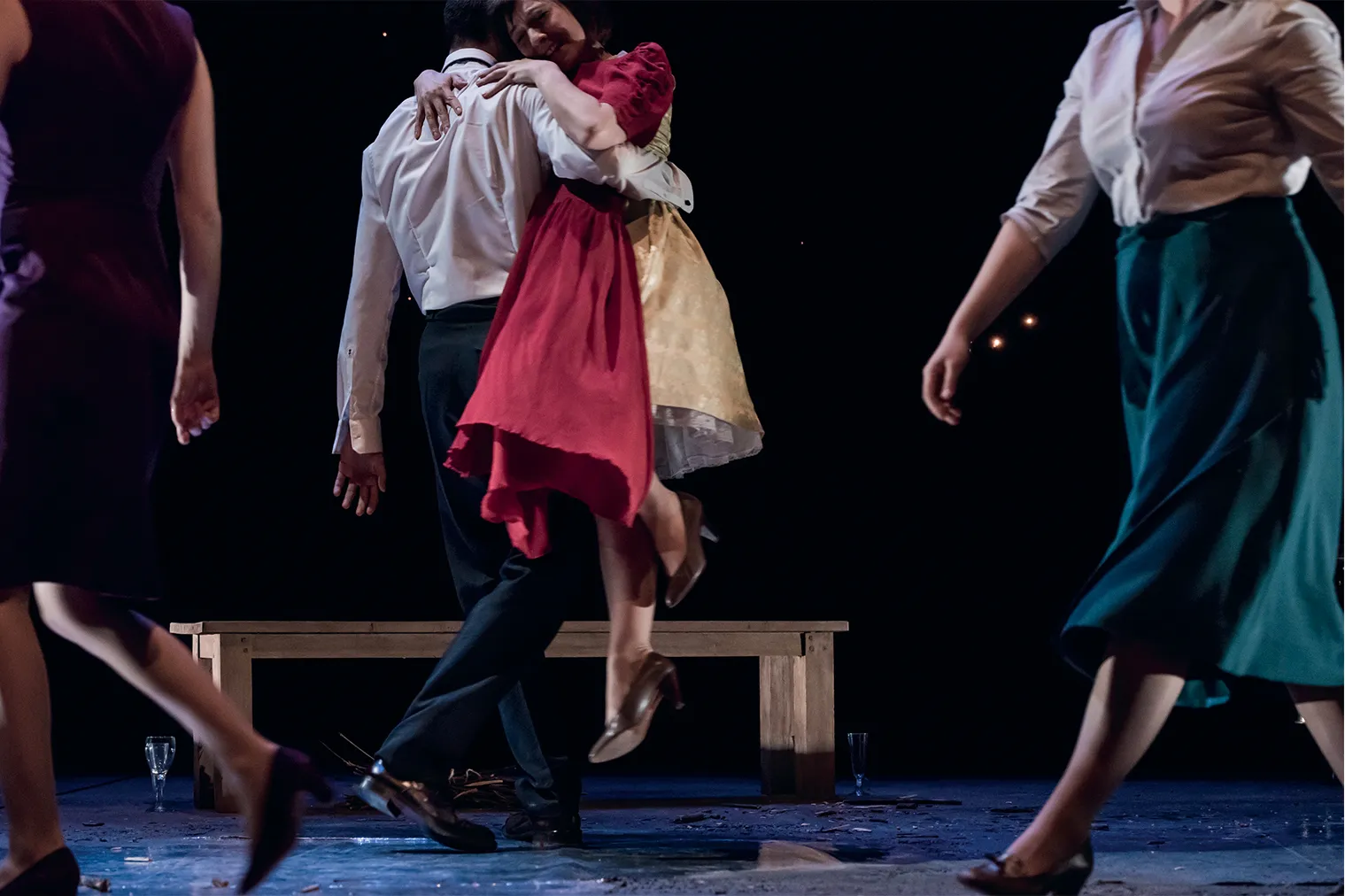 Aline Mahaux, Soufian El Boubsi et Ariane Rousseau, Mathilde Lefèvre dans Amor mundi, d’après Hannah Arendt, conception et mise en scène Myriam Saduis, FWB – Capt, théâtre Océan Nord, Théâtre 95 – Cergy Pontoise, 2015. Photo Serge Gutwirth. myriamsaduis.org