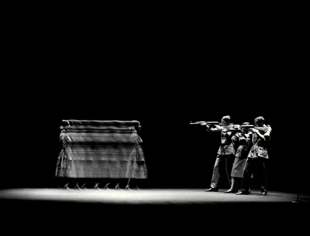 Ermanna Montanari, Roberto Magnani, Alice Protto, Massimiliano Rassu dans Vita agli arresti di Aung San Suu Kyi de Marco Martinelli, Teatro delle Albe di Ravenna, 2014. Photo Enrico Fedrigoli.