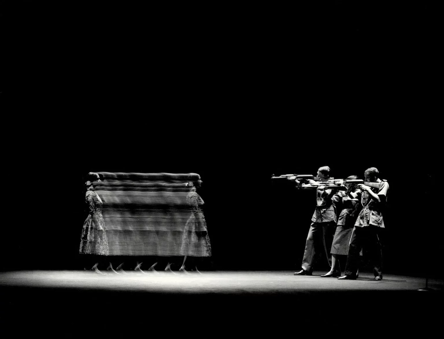 Ermanna Montanari, Roberto Magnani, Alice Protto, Massimiliano Rassu dans Vita agli arresti di Aung San Suu Kyi de Marco Martinelli, Teatro delle Albe di Ravenna, 2014. Photo Enrico Fedrigoli.