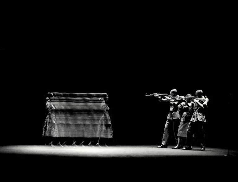 Ermanna Montanari, Roberto Magnani, Alice Protto, Massimiliano Rassu dans Vita agli arresti di Aung San Suu Kyi de Marco Martinelli, Teatro delle Albe di Ravenna, 2014. Photo Enrico Fedrigoli.