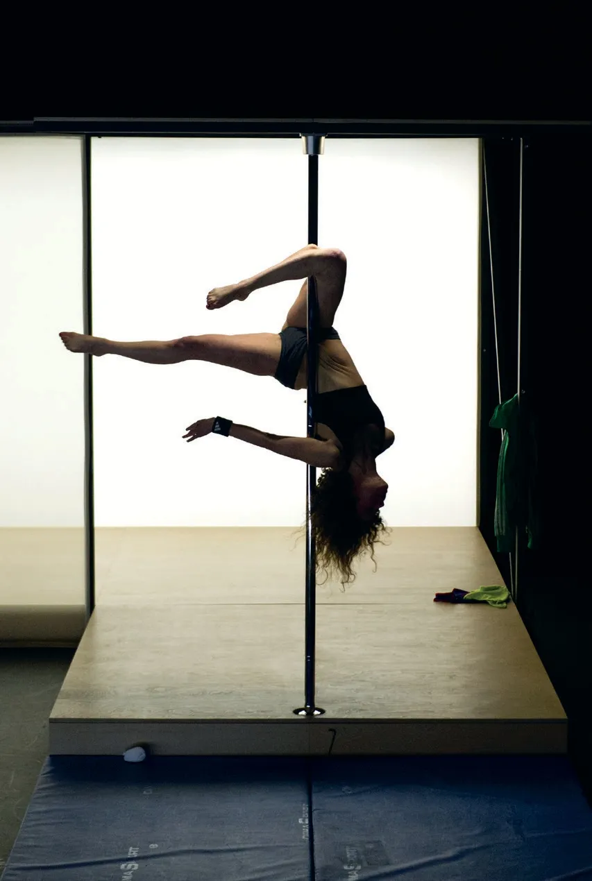 Alexandrine Serre dans Nadia C. d’après Lola Lafon, mise en scène Chloé Dabert, Centquatre, Paris, 2016. Photo Marc Domage.
