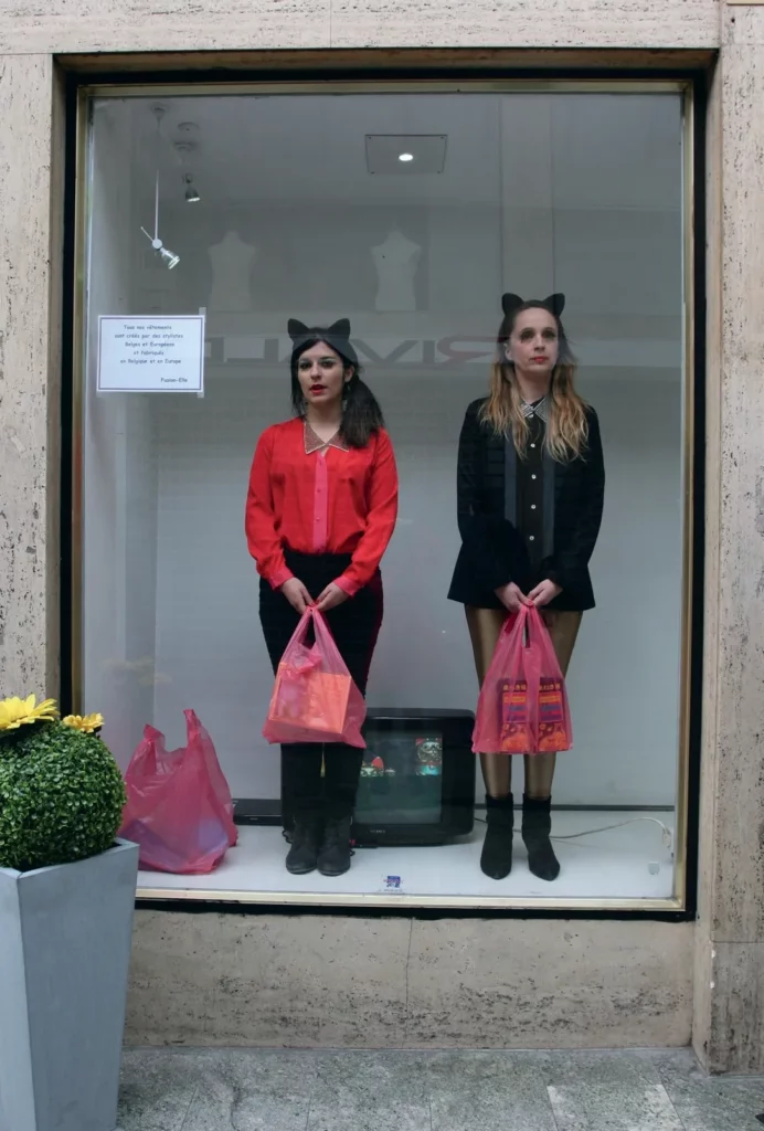 Huet Alberola et Anne-
Cécile Vandalem dans

Que puis-je faire pour vous?
Mai 2015, Mons. Photo
Das Fräulein (Kompanie).