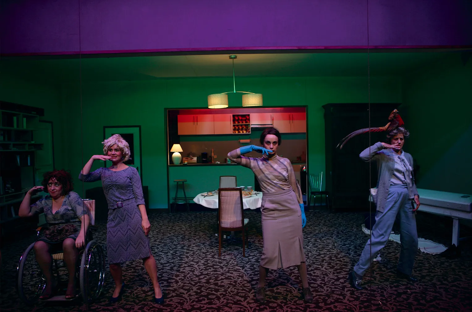 Zoé Kovacs, Lara Persain, Anne-Cécile Vandalem et Brigitte Dedry dans (Self) Service d’Anne-Cécile Vandalem, Das Fräulein (Kompanie), Théâtre de Vidy-Lausanne, 2009. Photo Mario del Curto.