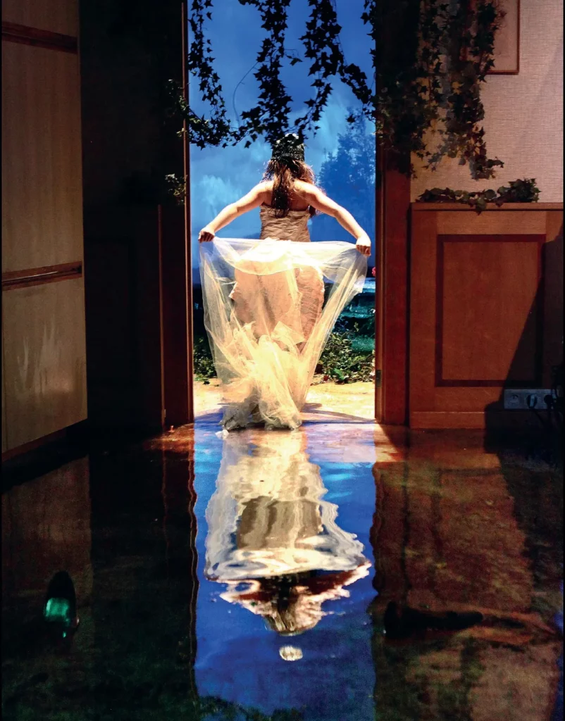 Chloé Resibois dans Habit(u)ation d’Anne-Cécile Vandalem, Das Fräulein (Kompanie), Théâtre de Namur, 2011. Photo Phile Deprez.