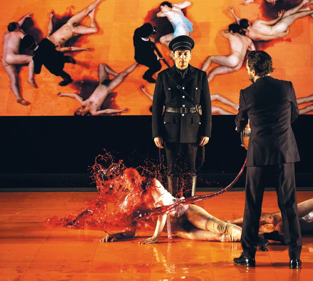 Denis Podalydès, Guillaume Gallienne et Éric Génovèse de la Comédie-Française, Les Damnés, d’après Luchino Visconti, Nicola Badalucco et Enrico Medioli, mise en scène Ivo van Hove, Festival d’Avignon, 2016 - Photo Christophe Raynaud de Lage.