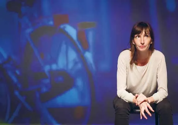 Olivia Carrère dans Je vous envoie comme des brebis au milieu des loups, écriture, interprétation et création musicale Olivia Carrère, répétitions au Théâtre National, 2014. Photo Véronique Vercheval.