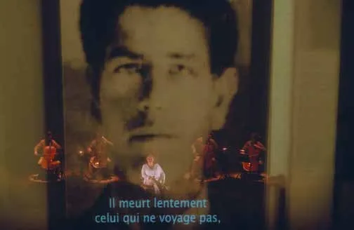 Viviane De Muynck dans Children of Nowhere (Ghost road 2), texte et mise en scène Fabrice Murgia / Cie Artara, musique Dominique Pauwels, Théâtre National, janvier 2016. Photo Elisabeth Woronoff.