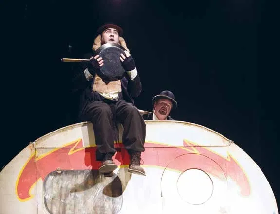 Fabrice Schillaci et Philippe Jeusette dans Dialogue d’un chien avec son maitre sur la nécessité de mordre ses amis de Jean-Marie Piemme, mise en scène Philippe Sireuil, Théâtre National, 2008. Photo Brigitte Enguérand.