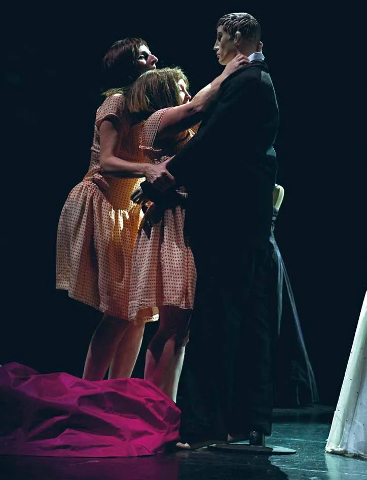 Noémie Carcaud et Caroline Donnelly dans Cendrillon, mise en scène Joël Pommerat, scénographie et lumière Éric Soyer, création Théâtre National – Bruxelles, 2011. Photo Elizabeth Carecchio.