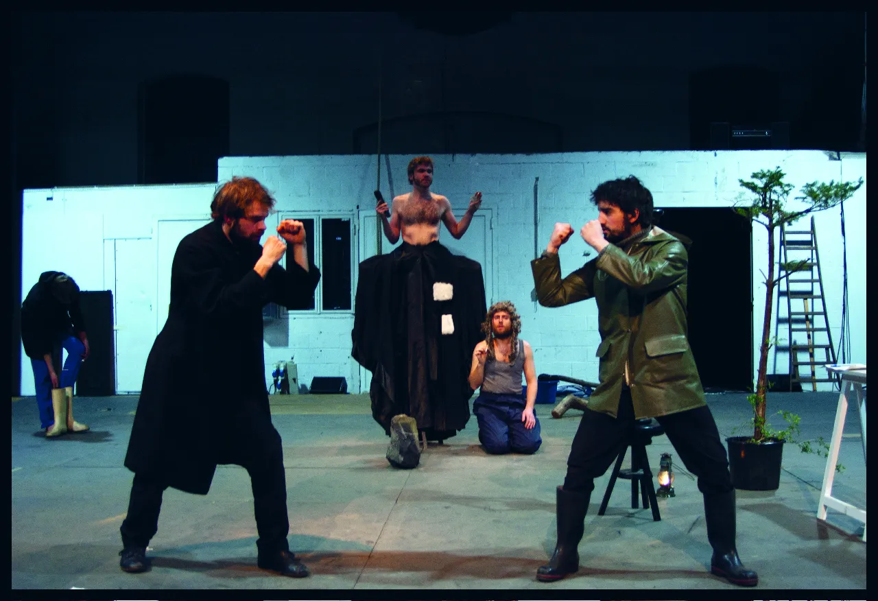 Benoît Piret, David Murgia (devant), Jean-Baptiste Szézot, Romain David et Jérôme de Falloise dans Le Signal du Promeneur du Raoul Collectif, Théâtre National, 2012. Photo Anthony Faladore.