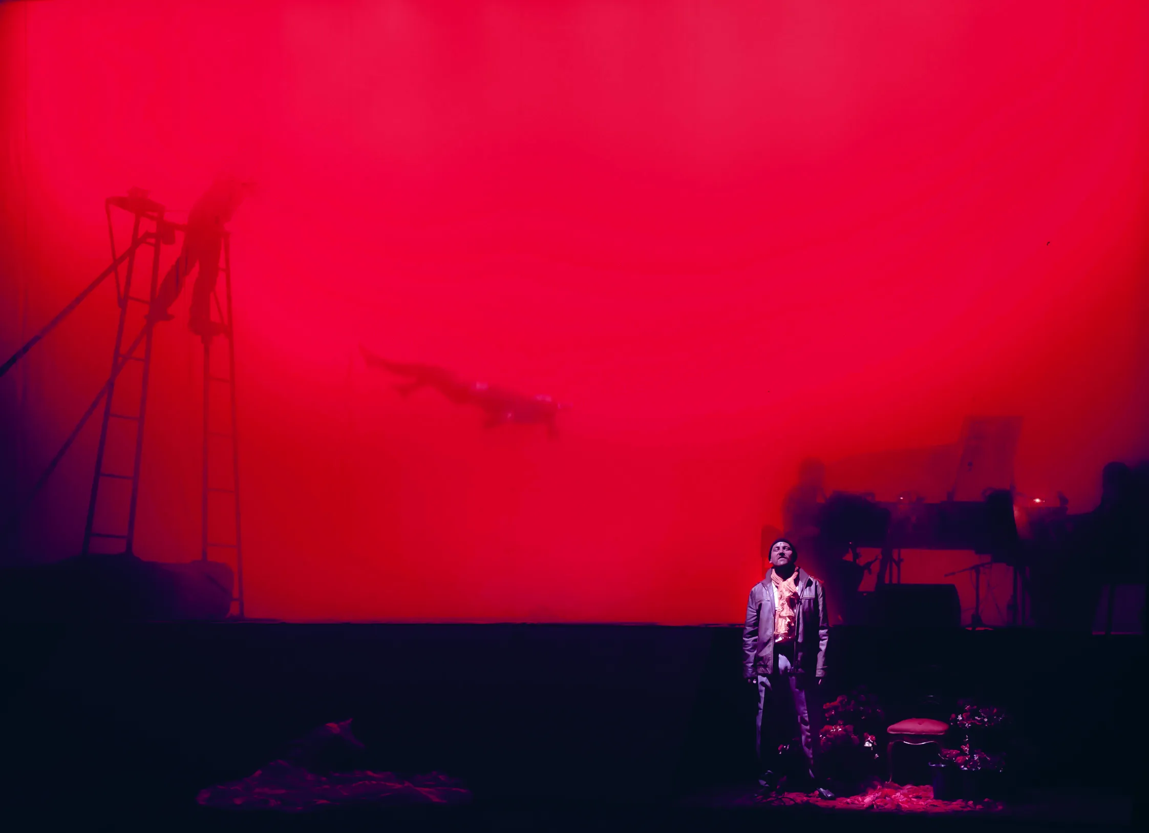 Mark Pieklo, Laura Smith et Tiemo Wang dans Daral Shaga (Cie Feria Musica), livret Laurent Gaudé, musique Kris Defoort, mise en scène Fabrice Murgia. Création en 2014 à l’Opéra-Théâtre de Limoges, programmé au Théâtre National en janvier 2017. Photo Hubert Amiel.