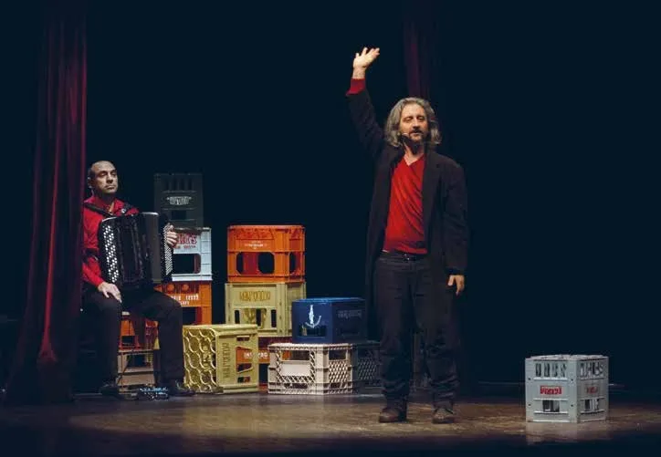 Gianluca Casadei et Ascanio Celestini dans Laika, écriture et mise en
scène Ascanio Celestini, Roma Europa Festival, 2015. Photo Fabiola Chierici.