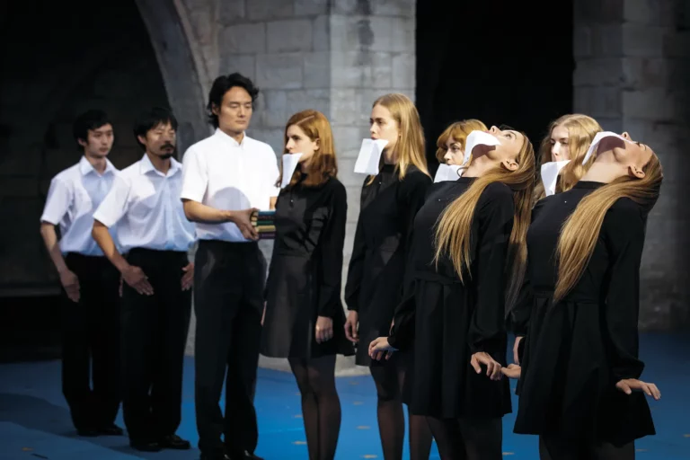 Que ferai-je, moi, de cette épée ? approche de la loi et du problème de la beauté, texte et mise en scène Angélica Liddell, Cloître des Carmes, Festival d’Avignon, 2016. Photo Christophe Raynaud de Lage.