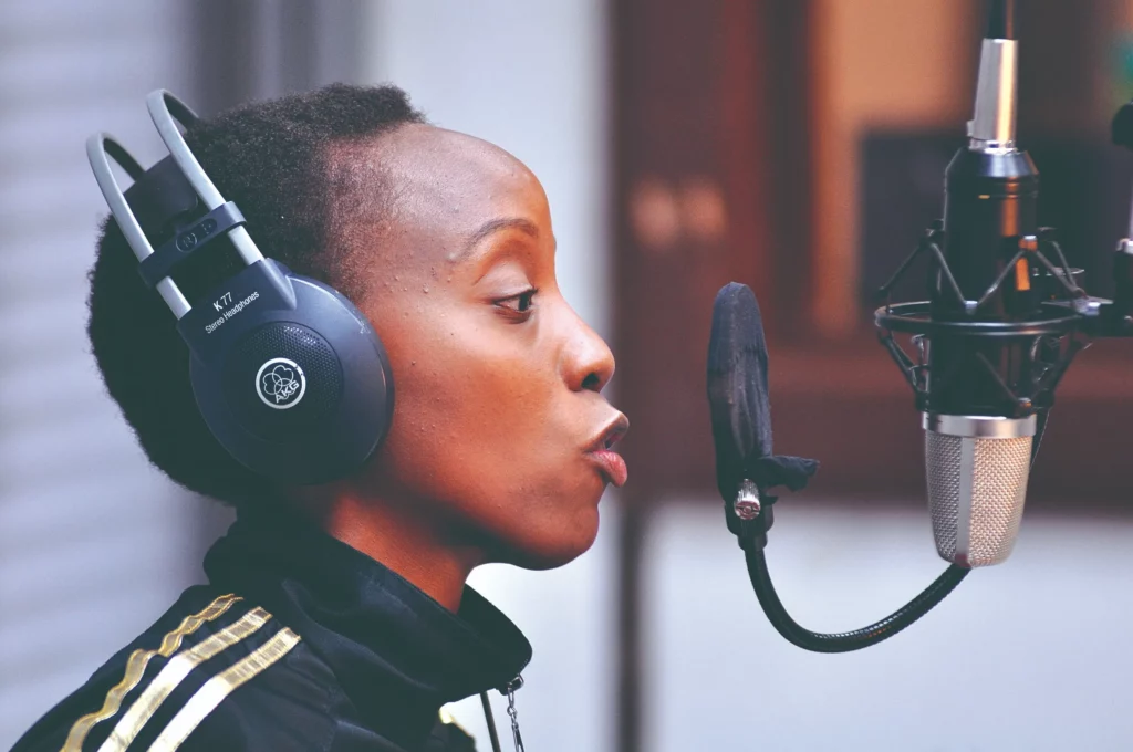 Sébastien Foucault, Bwanga Pilipili et Diogène Ntarindwa dans Hate Radio, texte et mise en scène Milo Rau. Photo Zeno Graton –IIPM.