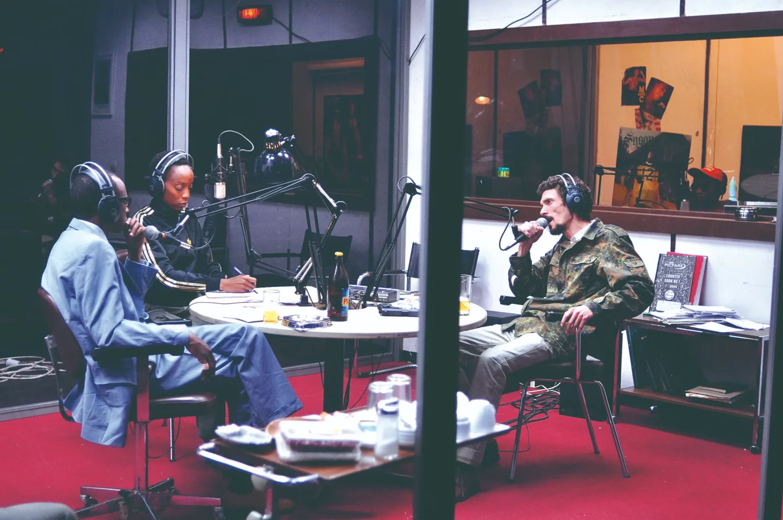 Sébastien Foucault, Bwanga Pilipili et Diogène Ntarindwa dans Hate Radio, texte et mise en scène Milo Rau. Photo Zeno Graton –IIPM.