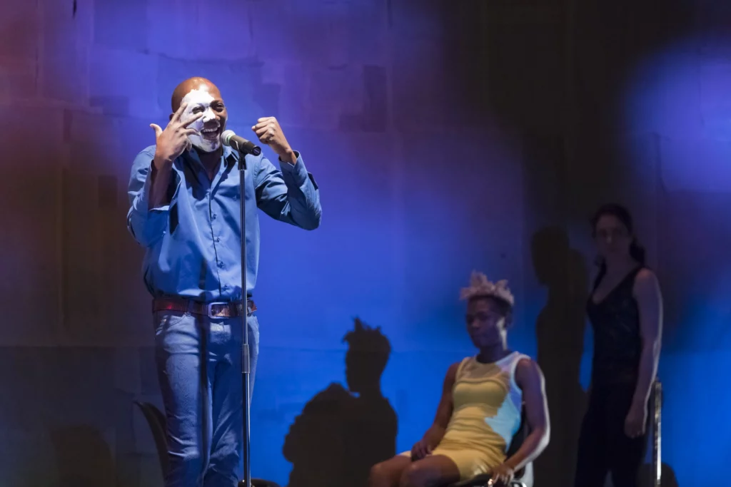 Serge Aimé Coulibaly dans Kalakuta Republik de Serge Aimé Coulibaly, Les Halles de Schaerbeek, 2017. Dounes photos.