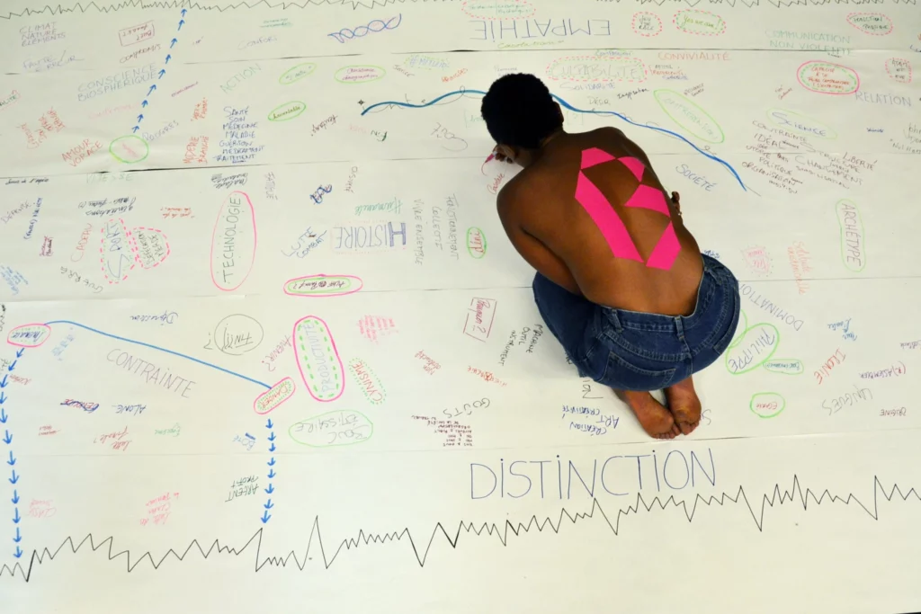 Consolate Sipérius dans On va bâtir une île et élever des palmiers de Lorette Moreau et Axel Cornil. Photo Anna Basile.