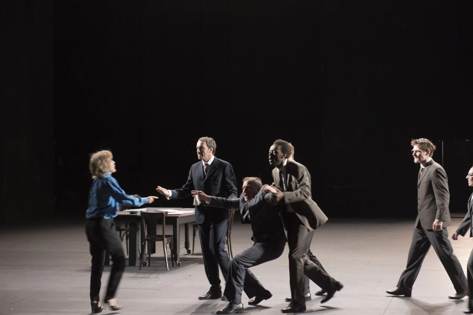 Ruth Olaizola, Anthony Moreau, Davis Sighicelli, Maxime Tshibangu, Simon Verjans dans Ça ira, Fin de Louis de Joël Pommerat. Photo Elizabeth Carecchio.