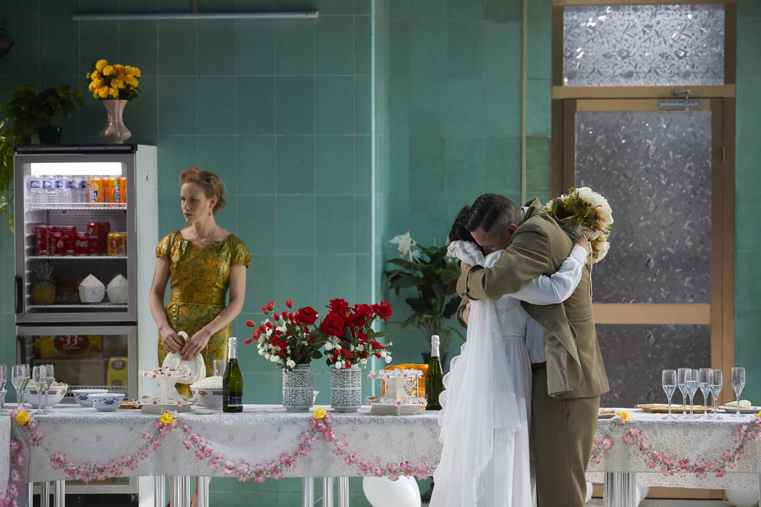 Adeline Guillot, Phu Hau Nguyen et Dan Artus dans Saïgon de Caroline Guiela Nguyen, Festival d’Avignon 2017. Photo Christophe Raynaud de Lage.