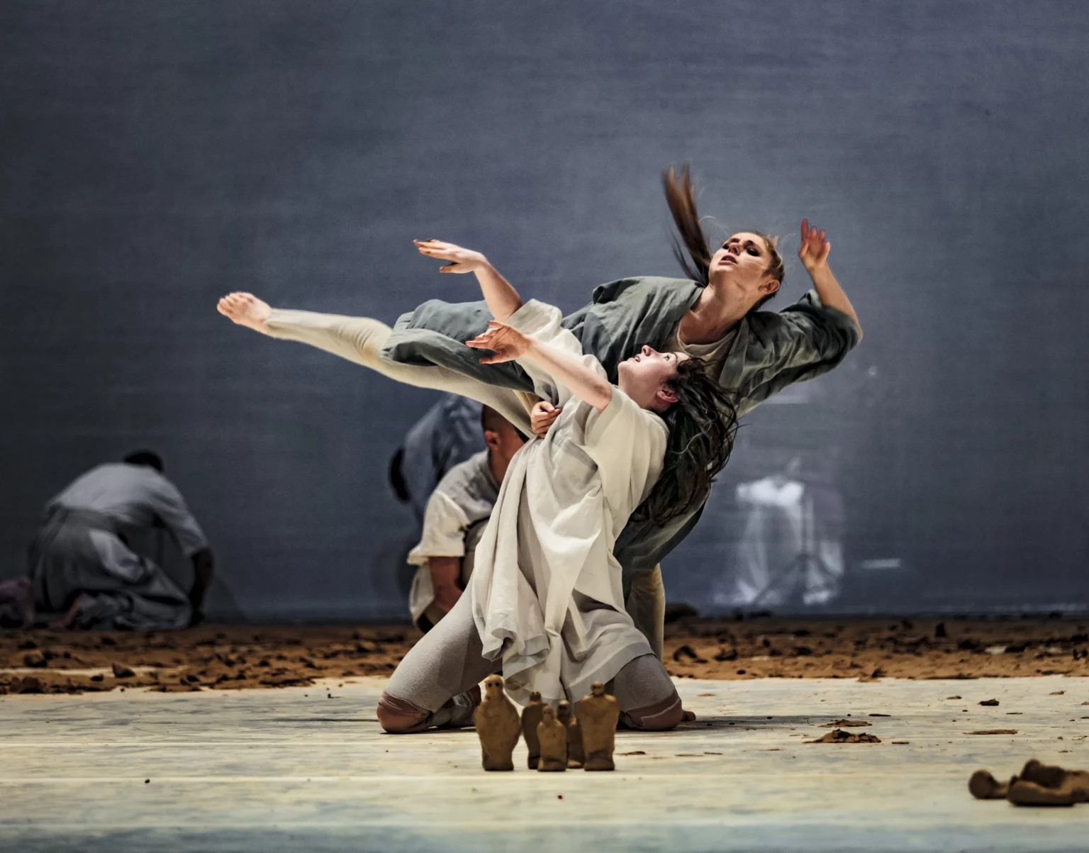 Ekaterina Shushakova (à gauche) et Nicola Leahey (à droite) dans Icon de Sidi Larbi Cherkaoui. Photo Mats Bäcker.