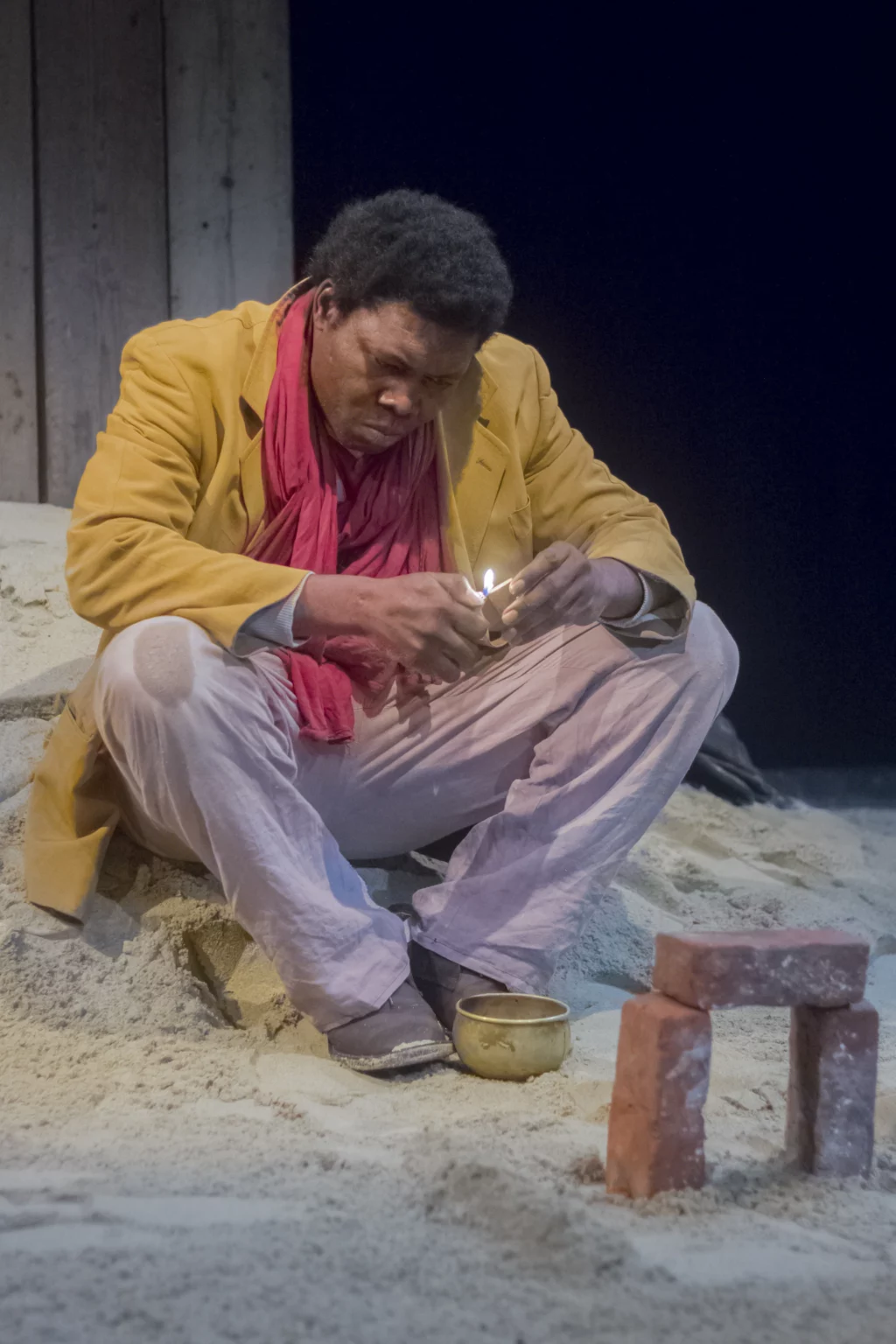 Étienne Minoungou dans Cahier d’un retour au pays natal d’Aimé Césaire, mise en scène Daniel Scahaise, Théâtre des Martyrs, Bruxelles, 2015. Photo Adrian Zapico et Carmine Perna.