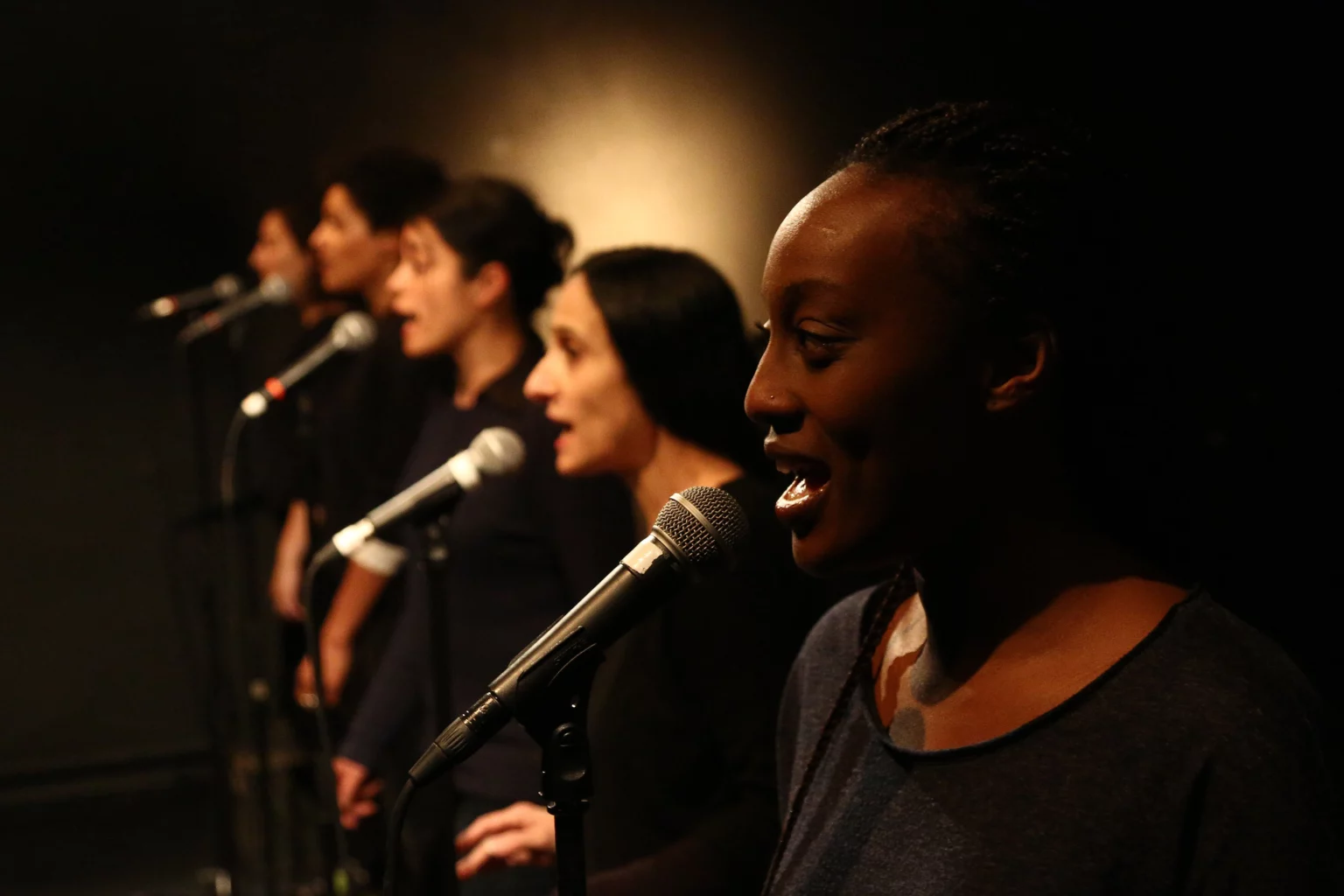 Adrienne D’Anna, Olivia Harkay, Valérie Kurevic, Martine De Michele et Nancy Nkusi (devant) dans La Rive de Martine De Michele, en Cie du Sud, Théâtre National, Bruxelles, 2017. Photo Dominique Houcmant/Goldo.