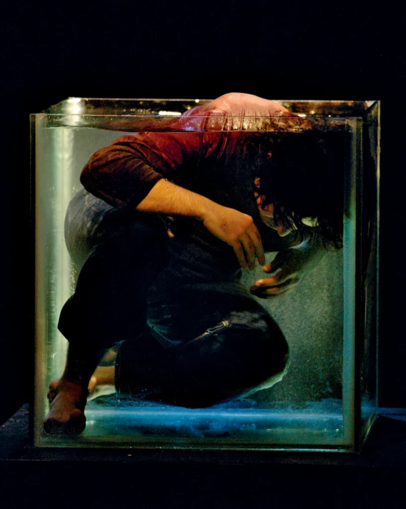 Mohammadhassan Madjooni dans Amid the Clouds, texte et mise en scène Amir Rezâ Koohestâni, Kunstenfestivaldesarts (Bruxelles), 2005. Photo Shokoofeh Hashemian.