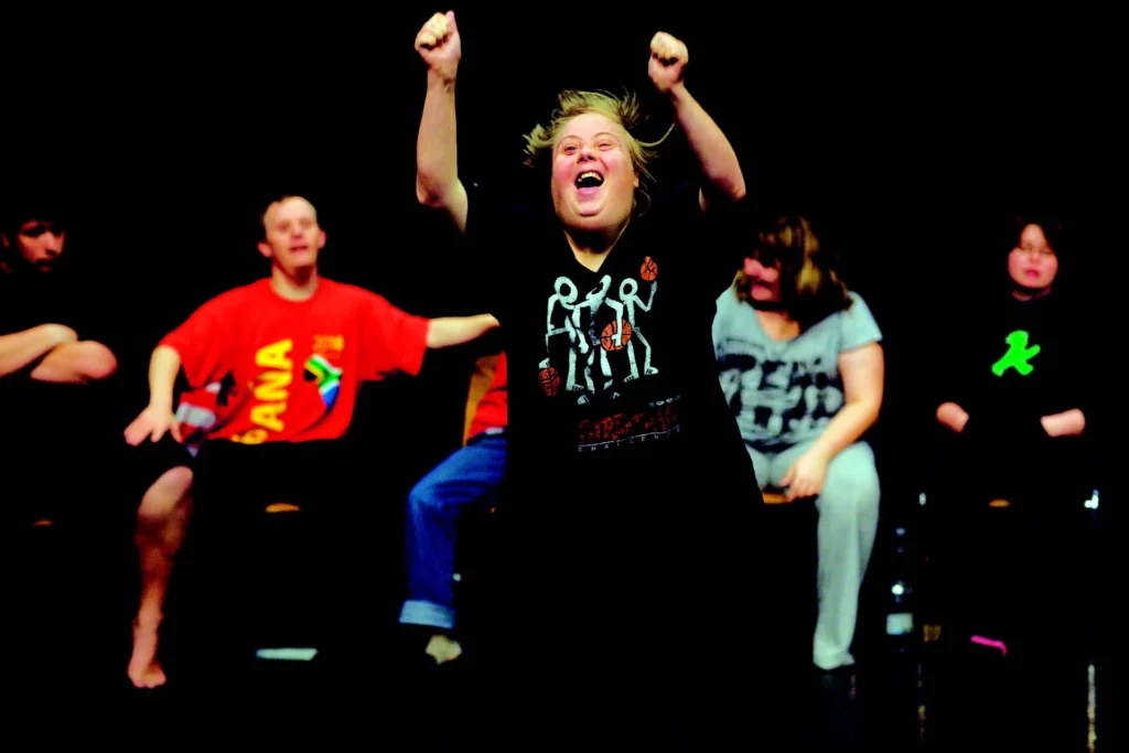 Remo Beuggert, Matthias Grandjean, Lorraine Meier, Miranda Hossle, Sara Hess dans Disabled theater de Jérôme Bel, le 12 mai 2012, Kunstenfestivaldesarts. Photo Michael Bause.