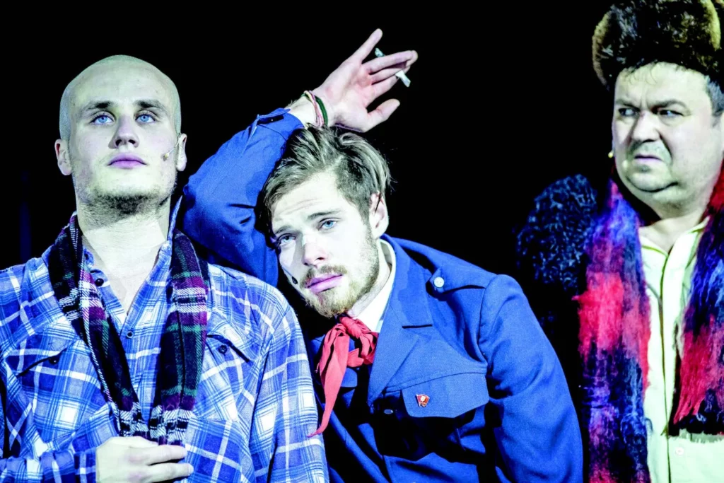 Nikita Kukushkin, Filipp Avdeev et Andrey Rebenkov dans Who is happy in Russia de Nikolai Nekrasov, mise en scène Kirill Serebrennikov, musique Ilya Demutsky et Denis Horov, chorégraphie (Drunken Night) Anton Adasinsky. Photo Ira Polyarnaya.
