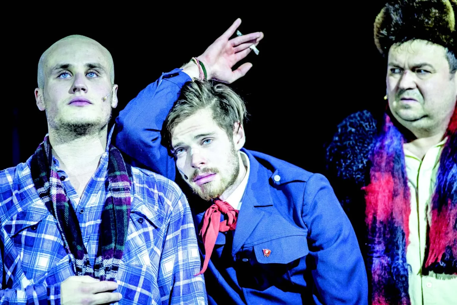 Nikita Kukushkin, Filipp Avdeev et Andrey Rebenkov dans Who is happy in Russia de Nikolai Nekrasov, mise en scène Kirill Serebrennikov, musique Ilya Demutsky et Denis Horov, chorégraphie (Drunken Night) Anton Adasinsky. Photo Ira Polyarnaya.