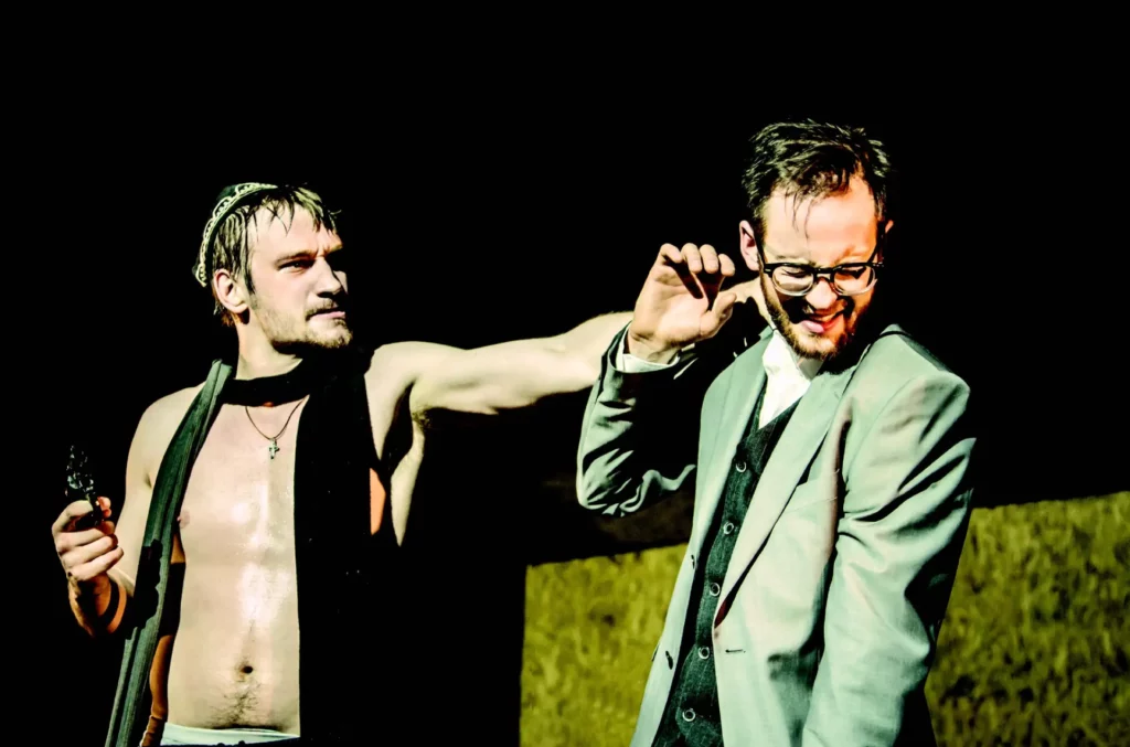 Mikhail Troynik et Odin Byron dans Dead souls de Nikolai Gogol, mise en scène Kirill Serebrennikov, costumes Kirill Serebrennikov. Photo Alex Yocu.