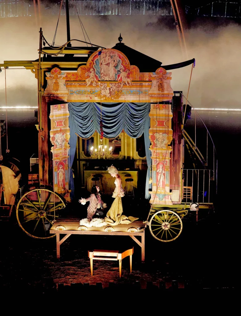 Die Kabale der Scheinheiligen (La Cabale des dévots), Das Leben des Herrn de Molière (Le Roman de Monsieur de Molière) d’après Mikhaïl Boulgakov, Pierre Corneille, Rainer Werner Fassbinder, Molière et Jean Racine, mise en scène Frank Castorf, Production Volksbühne am Rosa-Luxemburg-Platz (Berlin), Festival d’Avignon, 2017. Photo Christophe Raynaud de Lage. Avec Jeanne Balibar, Jean-Damien Barbin, Frank Büttner, Jean Chaize, Brigitte Cuvelier, Georg Friedrich, Patrick Güldenberg, Sir Henry, Hann Hilsdorf, Rocco Mylord, Sophie Rois, Lars Rudolph, Alexander Scheer, Daniel Zillmann.