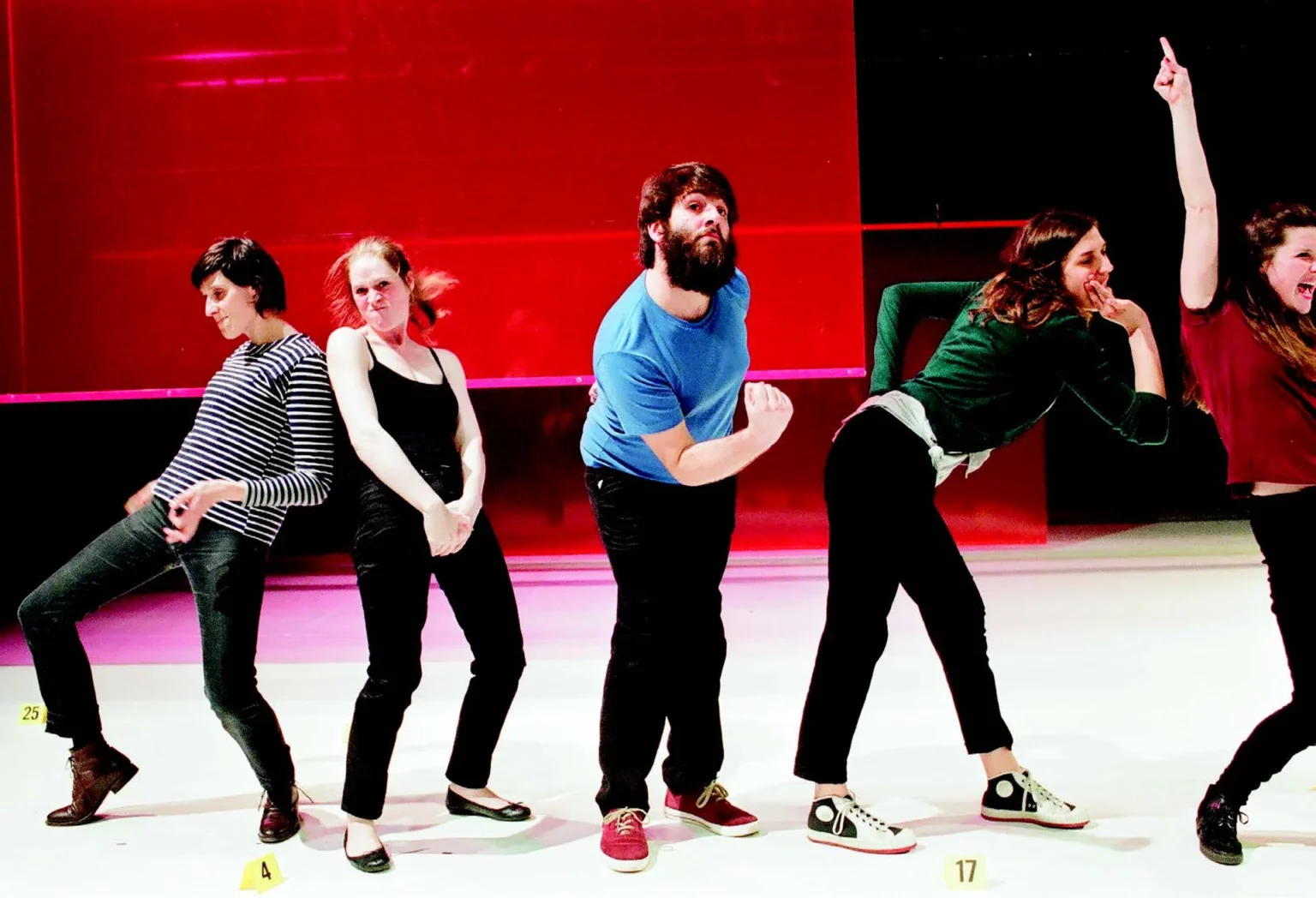 Allan Bertin, Elisa Lozano Raya, Lucie Guien, Judith Williquet, Mélanie Zucconi et Jean-Baptiste Polge. En bas : Marie Henry, Émilie Meinguet, Allan Bertin, Elisa Lozano Raya et Lucie Guien dans Quarante-et-un, de Transquinquennal, 2014. Photos Herman Sorgeloos.