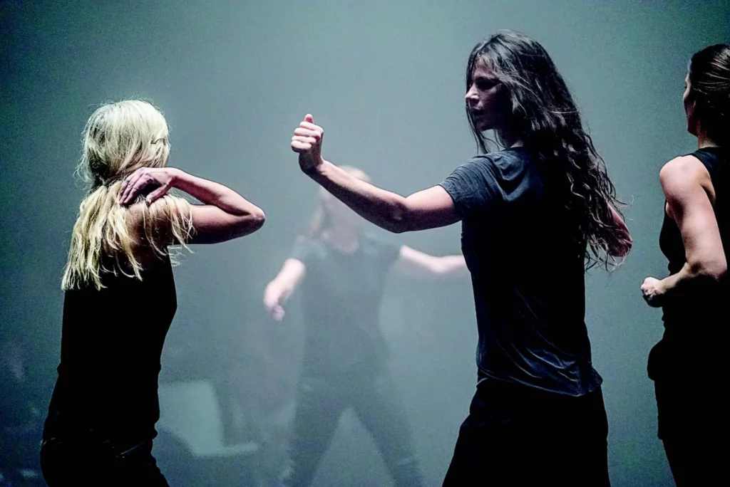 Anja Röttgerkamp, Eléonore Valère-Lachky, Eveline Van Bauwel et Louise Vanneste dans Gone in avheartbeat de Louise Vanneste, Radikal, Berlin, 2017. Photo Caroline Thirion.