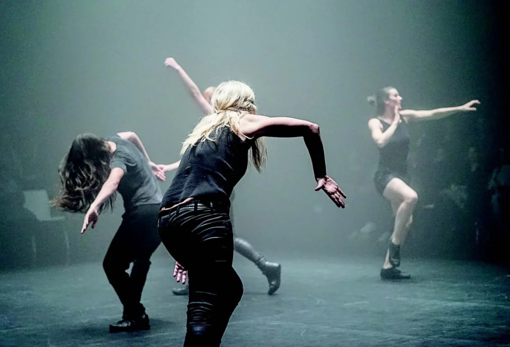 Anja Röttgerkamp, Eléonore Valère-Lachky, Eveline Van Bauwel et Louise Vanneste dans Gone in avheartbeat de Louise Vanneste, Radikal, Berlin, 2017. Photo Caroline Thirion.
