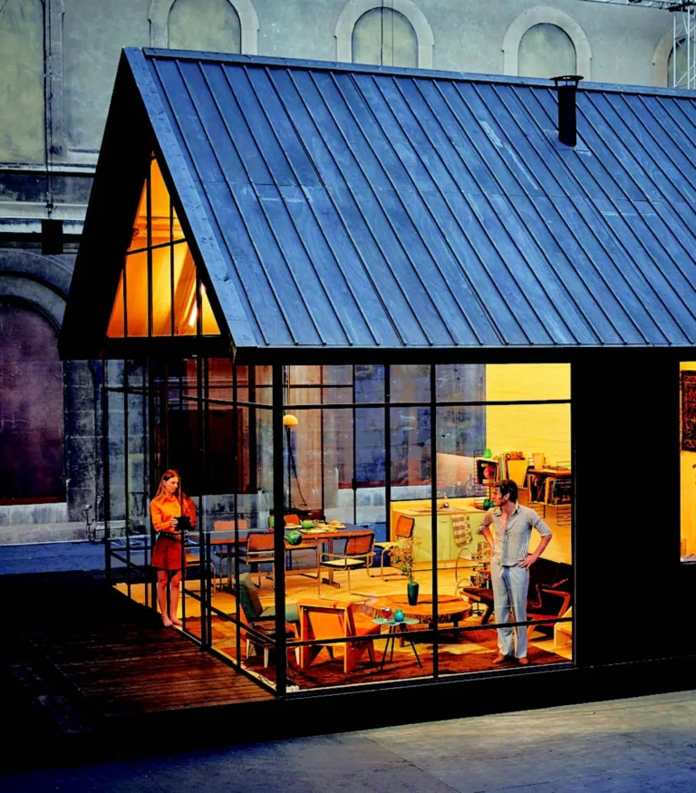 Ibsen huis, texte et mise en scène Simon Stone, dramaturgie et traduction Peter van Kraaij, avec Claire Bender, Janni Goslinga, Aus Greidanus jr., Maarten Heijmans, Eva Heijnen, Hans Kesting, Bart Klever, Maria Kraakman, Celia Nufaar, David Roos, Bart Slegers. Produciton Toneelgroep Amsterdam, Festival d’Avignon 2017, Photos Christophe Raynaud de Lage.