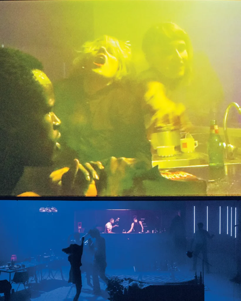 Roberto Jean, Mathilde-Édith Mennetrier et Marianne Deshayes dans 1993, texte Aurélien Bellanger, mise en scène Julien Gosselin, Festival de Marseille, 2017 avec des acteurs, régisseurs-créateurs et scénographes costumiers issus de l’École du TNS, repris au Théâtre de Liège en 2018 - Photo Jean-Louis Fernandez.