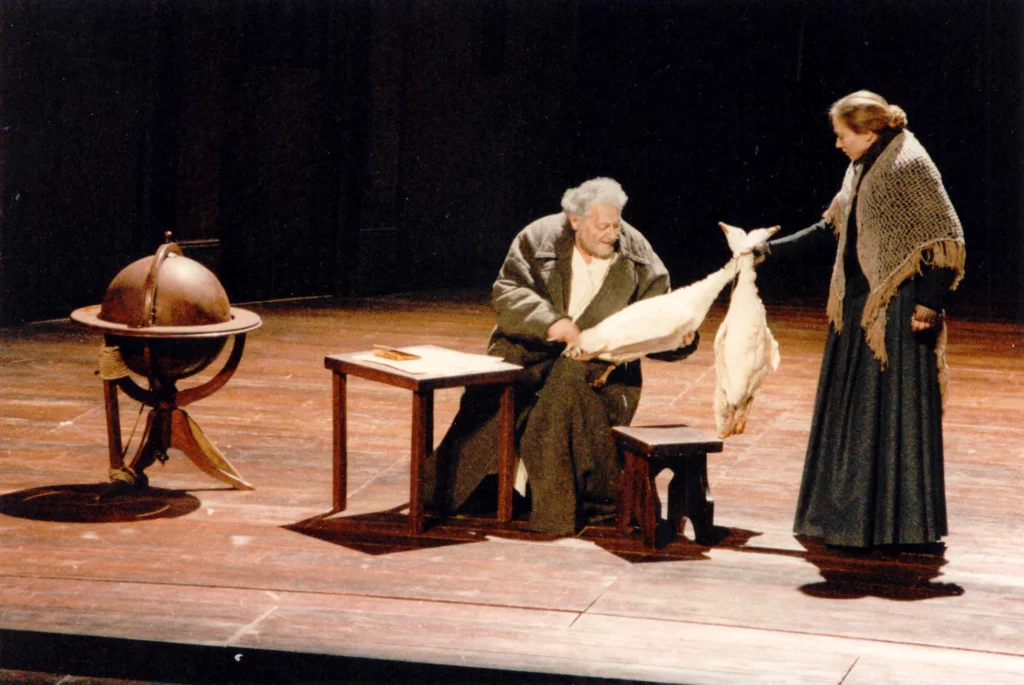 Roland Bertin et Valérie Dréville dans LA VIE DE GALILÉE de Bertolt Brecht, mise en scène d’Antoine Vitez, Comédie-Française, 1990. Photo Collections de la Comédie-Française.