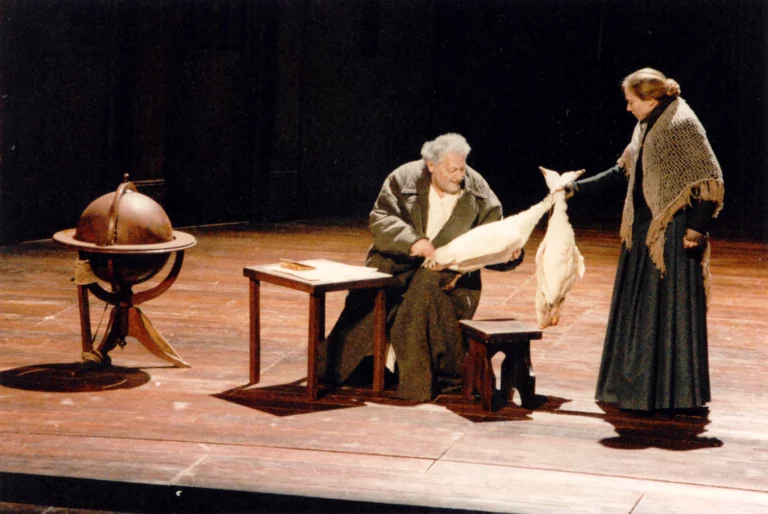 Roland Bertin et Valérie Dréville dans LA VIE DE GALILÉE de Bertolt Brecht, mise en scène d’Antoine Vitez, Comédie-Française, 1990. Photo Collections de la Comédie-Française.