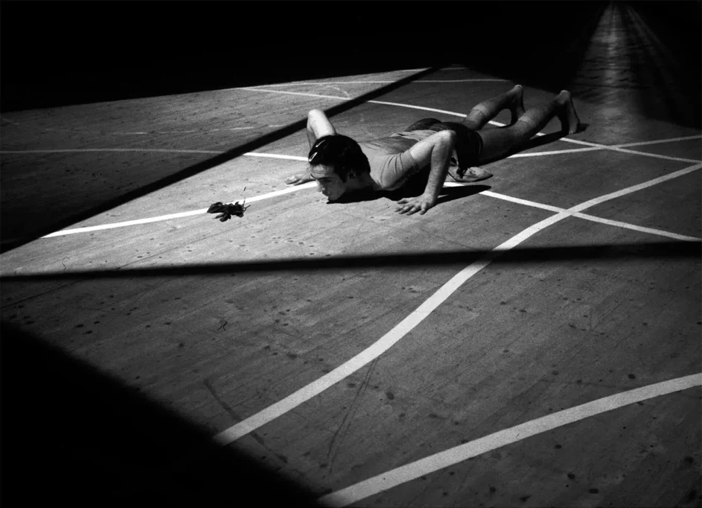 Victor Clément dans LA GÉNISSE ET LE PYTHAGORICIEN d’après LES MÉTAMORPHOSES d’Ovide, mise en scène Jean-François Peyret, Théâtre de Gennevilliers, 2002. Photo Élisabeth Carecchio.