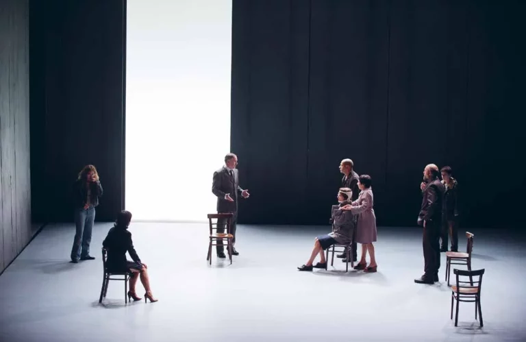 Ruth Olaizola, Marie Piemontese, David Sighicelli, Agnès Berthon, Saadia Bentaïeb, Lionel Codino, Angelo Dello Spedale et Murielle Martinelli dans Les Marchands, création TNS (Strasbourg), 2006. Photo Elizabeth Carecchio.