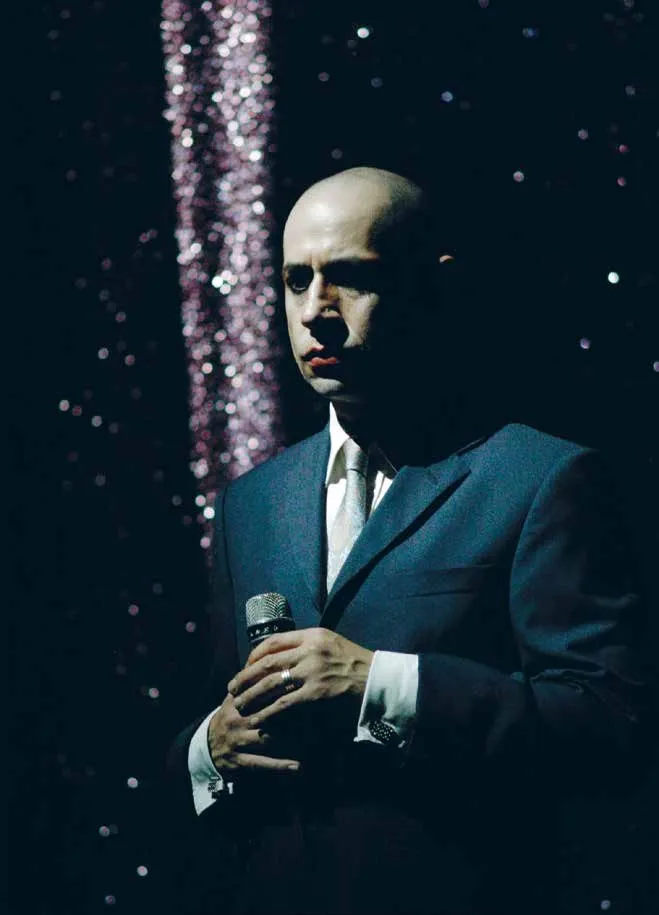 Lionel Codino dans Je tremble (1 et 2), création Espace Malraux-Scène Nationale de Chambéry, 2007. Photo Elizabeth Carecchio.