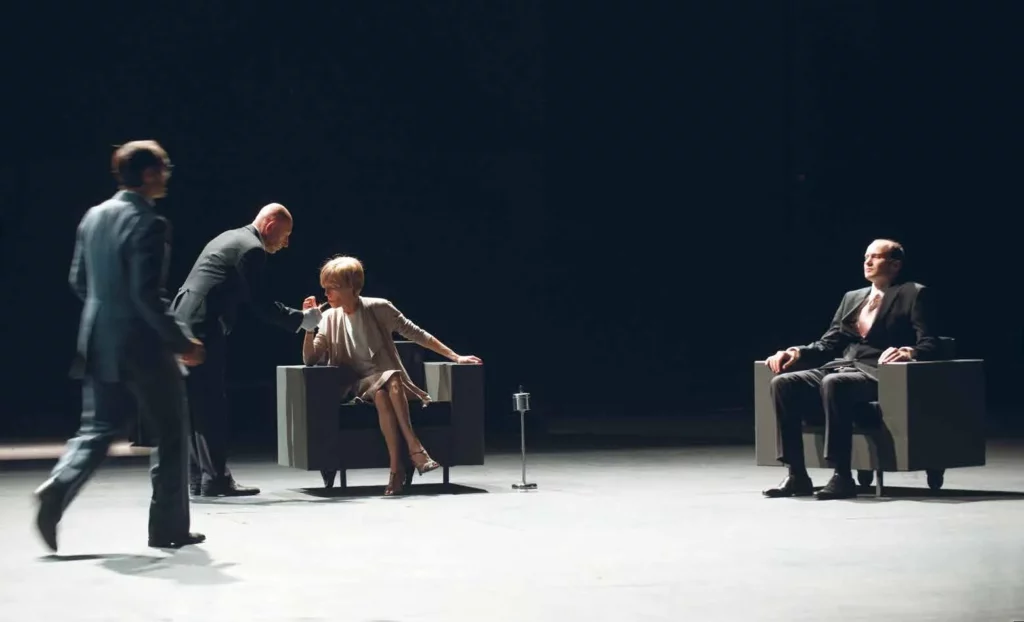 Yannick Choirat, Gérard Potier, Agnès Berthon, Yvain Juillard dans Ça ira (1) Fin de Louis de Joël Pommerat (Compagnie Louis Brouillard), création le 16 septembre 2015 au Manège à Mons (Capitale Européenne de la Culture). Photo Elizabeth Carecchio.