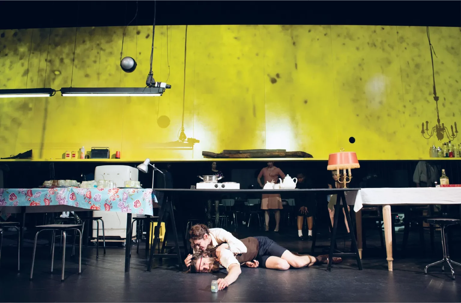 Vanessa Compagnucci et Yannick Regnier dans Les enfants du soleil d’après Maxime Gorki, mise en scène Christophe Sermet. Scénographie et lumières Simon Siegmann. Photo Marc Debelle.