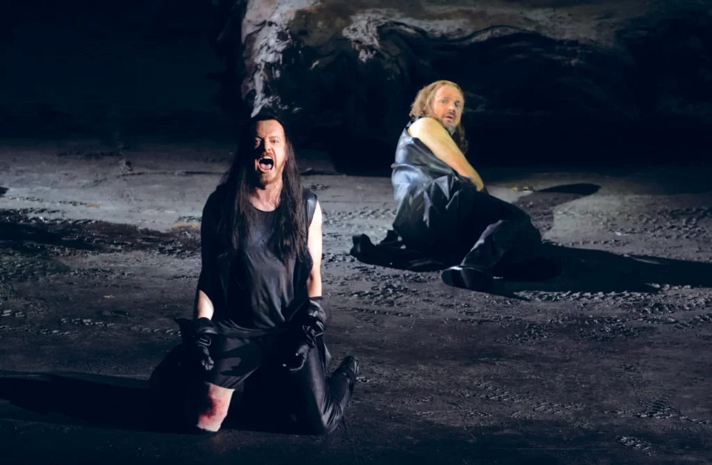 Georg Nigl (Achilles) et Werner Van Mechelen dans Penthesilea de Pascal Dusapin, mise en scène Pierre Audi. Scénographie Berlinde De Bruyckere - Photo Forster/La Monnaie.