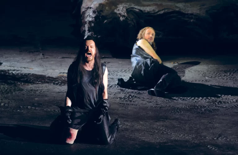 Georg Nigl (Achilles) et Werner Van Mechelen dans Penthesilea de Pascal Dusapin, mise en scène Pierre Audi. Scénographie Berlinde De Bruyckere - Photo Forster/La Monnaie.