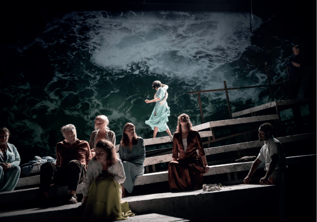 Cécile Pilorger (alto), Marnix De Cat (contreténor), Magdalena Podkościelna (soprano), devant : Sofia Gvirts (alto), Karolina Hartman (alto), Taka Shamoto (danseuse), Viola Blache (soprano), Gorges Ocloo et Josse De Pauw dans De Blinden (Les Aveugles)