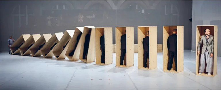 Sutra, avec les moines du temple Shaolin chorégraphie de Sidi Larbi Cherkaoui, scénographie de Antony Gormley, festival d’Avignon 2008. Photo Christophe Raynaud de Lage.